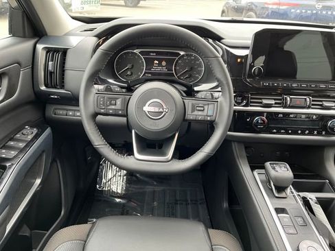 New 2025 Nissan Pathfinder SL w/ Black Appearance Package image 19