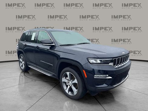 Used 2024 Jeep Grand Cherokee Limited w/ Luxury Tech Group II AWD/4WD image 4
