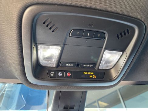 Used 2023 Chevrolet Traverse LT FWD image 24