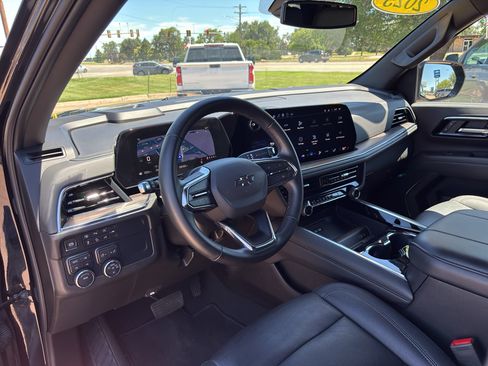 Used 2025 Chevrolet Suburban Z71 AWD/4WD image 13