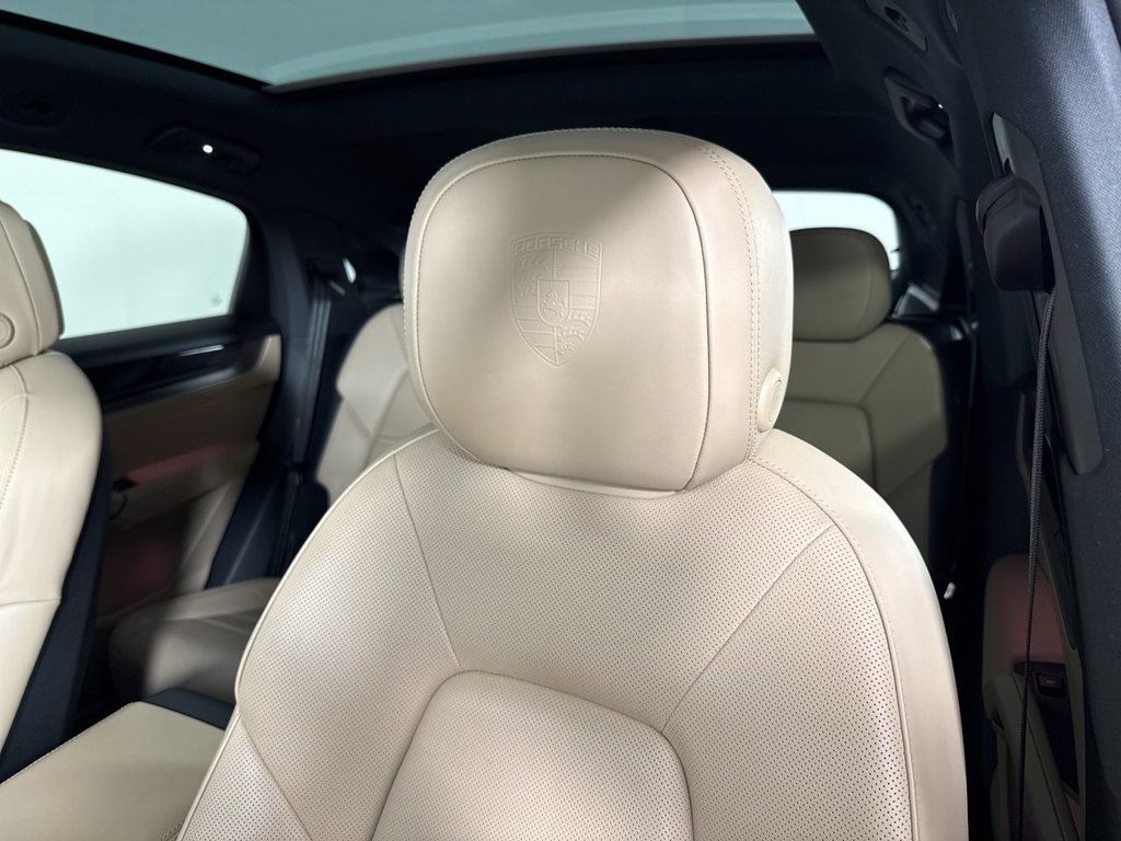 Certified 2024 Porsche Cayenne Coupe AWD/4WD image 40