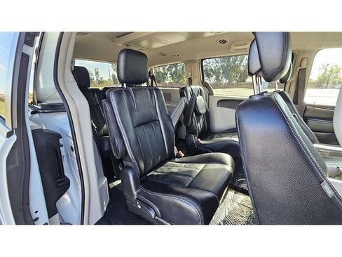 Used 2015 Chrysler Town & Country Touring image 15