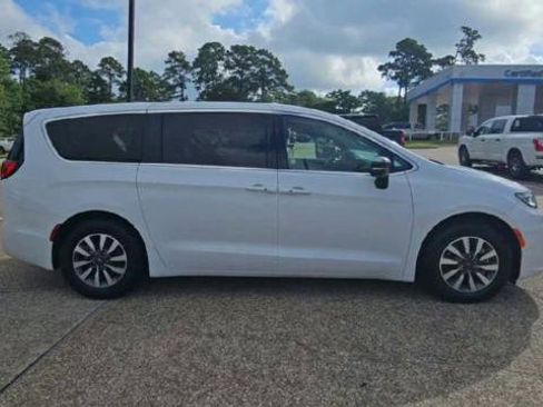 Used 2024 Chrysler Pacifica Limited FWD image 8