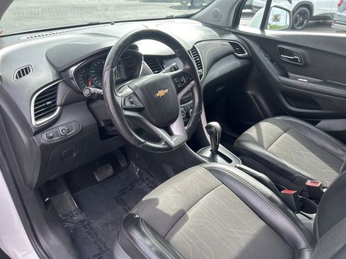 Used 2022 Chevrolet Trax LT w/ LT Convenience Package image 19