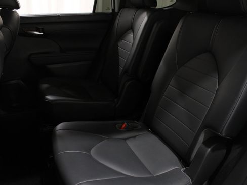 Used 2021 Toyota Highlander XLE image 20