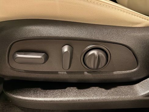 Used 2023 Chevrolet Traverse Premier FWD image 16