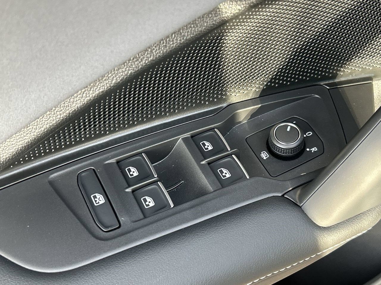 New 2026 Volkswagen Tiguan SE FWD image 17
