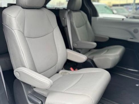 Used 2025 Toyota Sienna XLE image 31