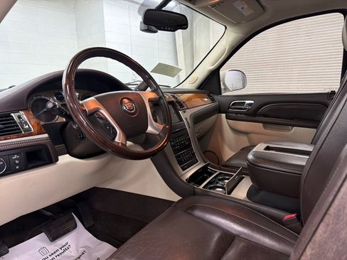 Used 2013 Cadillac Escalade Platinum image 4