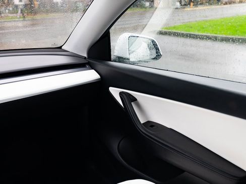 Used 2021 Tesla Model Y Long Range image 10