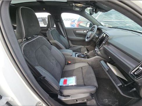 Certified 2025 Volvo XC40 B5 Plus image 22