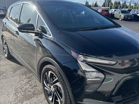 Used 2022 Chevrolet Bolt LT w/ Infotainment Package FWD image 3