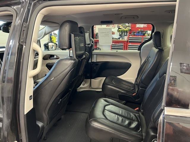 Used 2017 Chrysler Pacifica Touring-L Plus w/ Advanced Safetytec Group FWD image 8