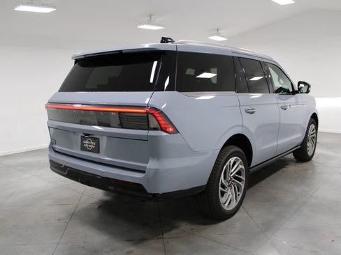 New 2025 Lincoln Navigator Reserve image 8