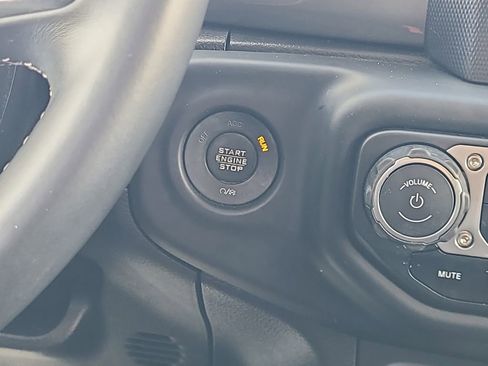 Used 2018 Jeep Wrangler Unlimited Sahara w/ LED Lighting Group AWD/4WD image 23