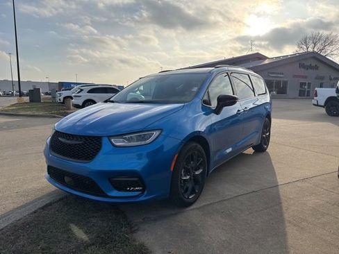 New 2026 Chrysler Pacifica Select w/ S Appearance Package FWD image 3