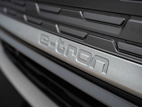 Used 2023 Audi Q4 e-tron Premium Plus w/ Premium Plus RWD image 16