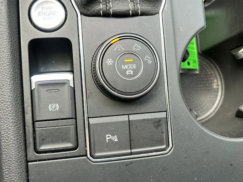 Used 2021 Volkswagen Atlas Cross Sport SE w/ Panoramic Sunroof Package image 36