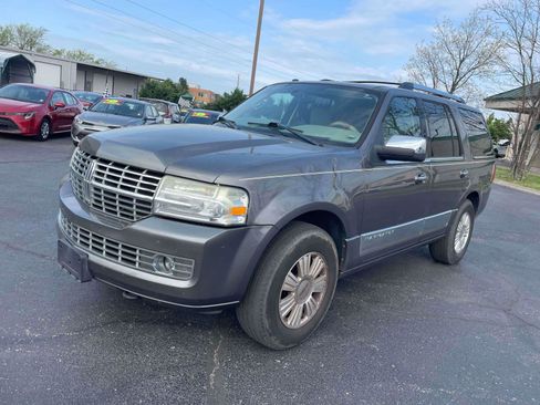 Used 2010 Lincoln Navigator 4WD image 2