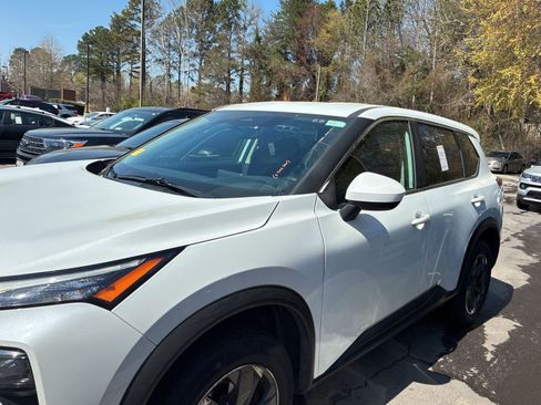 Used 2025 Nissan Rogue SV image 4