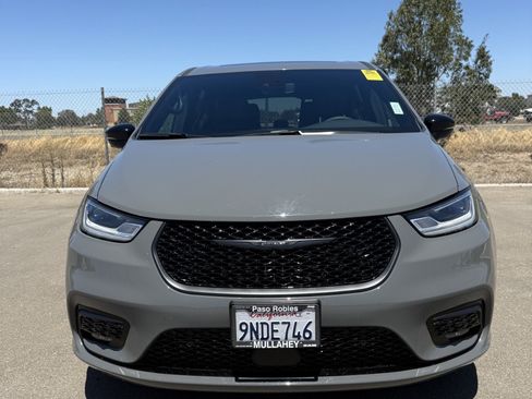Used 2023 Chrysler Pacifica Limited w/ Uconnect Theater Family Group FWD image 2