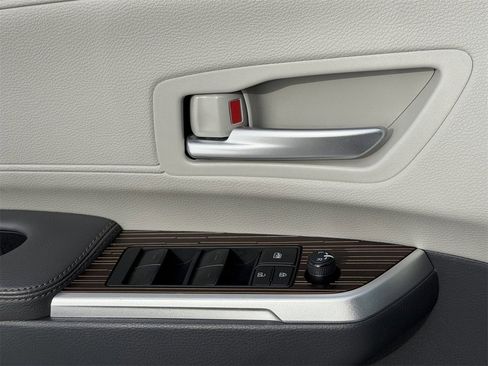 Used 2023 Toyota Sienna XLE image 24