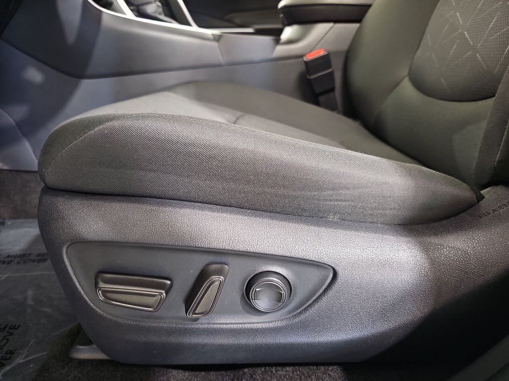 Used 2025 Toyota RAV4 XLE AWD/4WD image 30