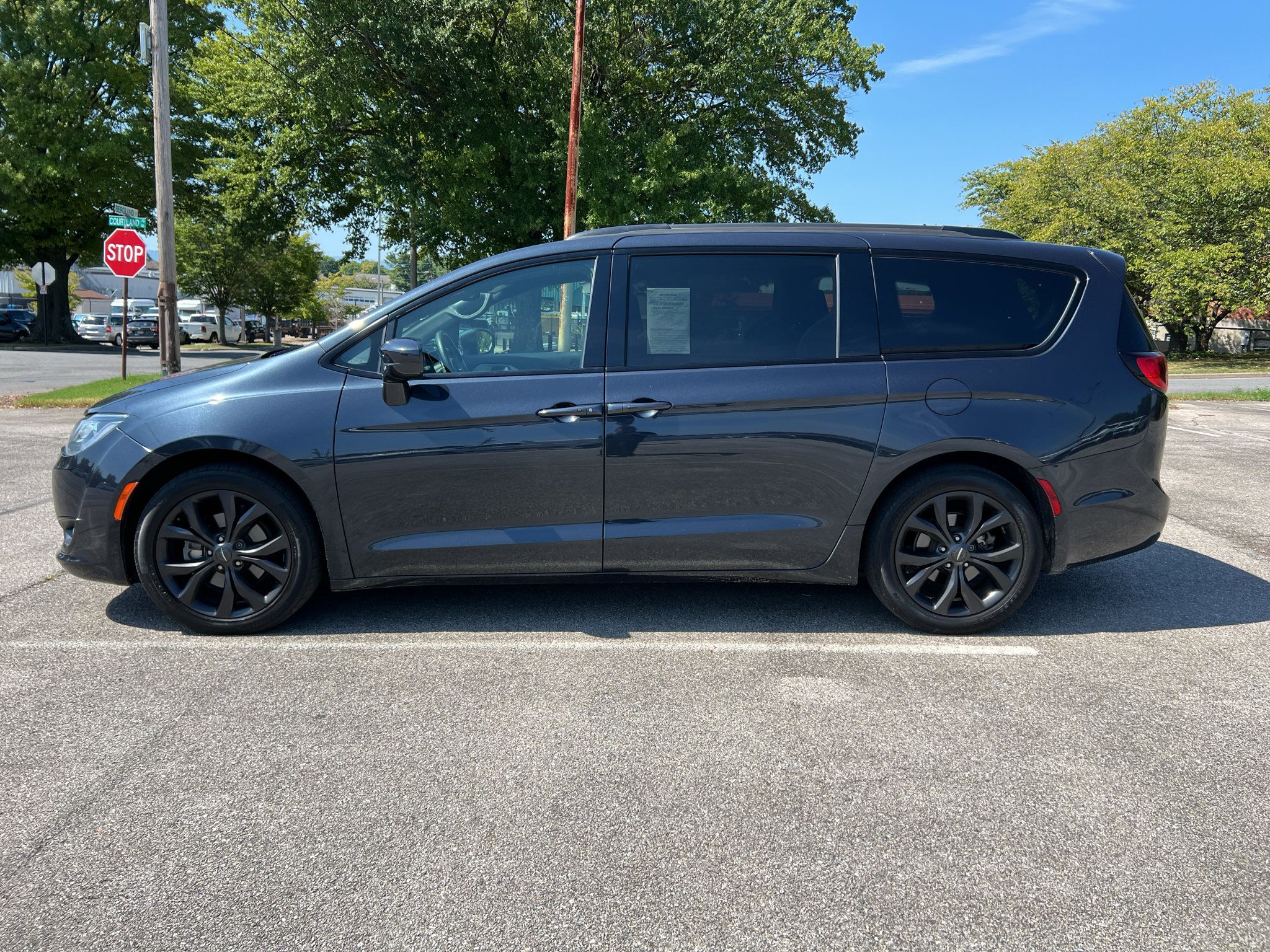 Used 2019 Chrysler Pacifica Touring Plus w/ S Appearance Package FWD image 6
