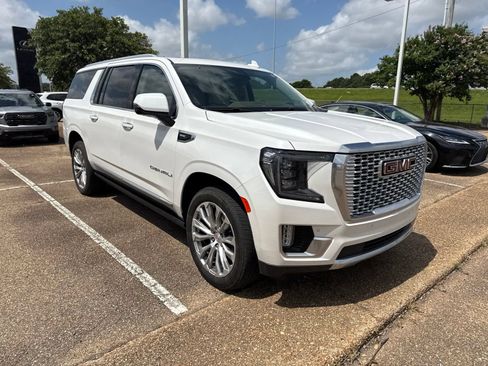 Used 2022 GMC Yukon XL Denali w/ Denali Premium Package RWD image 3