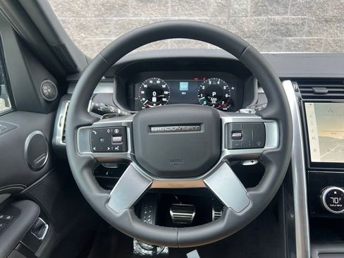 New 2025 Land Rover Discovery Dynamic SE image 18
