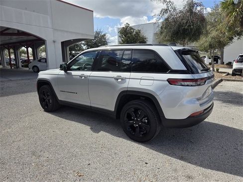 Certified 2025 Jeep Grand Cherokee Limited w/ Black Appearance Package image 10