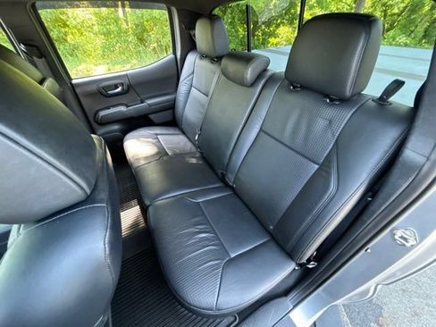 Used 2020 Toyota Tacoma TRD Sport w/ TRD Premium Sport Package AWD/4WD image 31