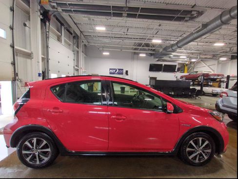 Used 2019 Toyota Prius C w/ Carpet Mat Package image 3