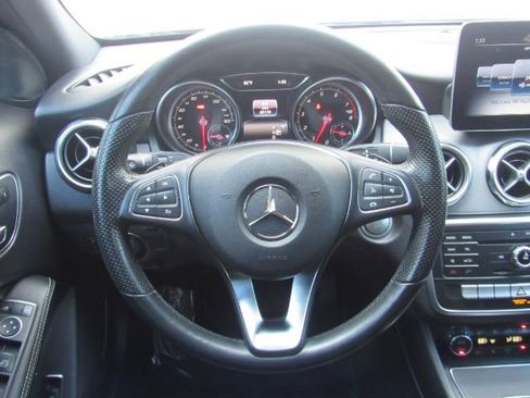 Used 2020 Mercedes-Benz GLA 250 w/ Premium Package image 34