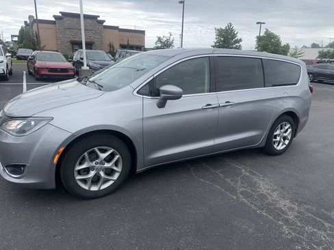 Used 2019 Chrysler Pacifica Touring Plus w/ Tire & Wheel Group FWD image 12