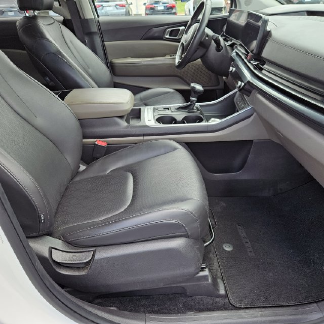 Used 2025 Kia Carnival FWD image 17