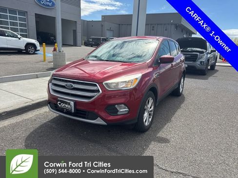 Used 2017 Ford Escape SE image 3