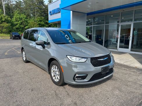 Used 2023 Chrysler Pacifica Touring-L FWD image 2