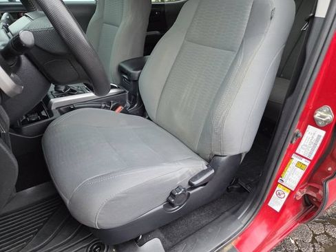 Used 2018 Toyota Tacoma SR5 AWD/4WD image 19