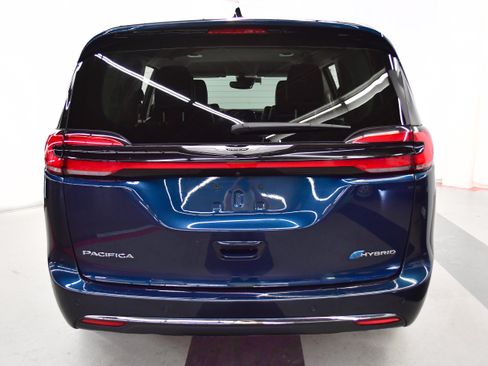 Used 2024 Chrysler Pacifica Limited FWD image 6