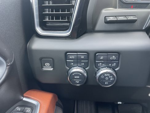 Used 2024 GMC Sierra 2500 Denali Ultimate AWD/4WD image 15