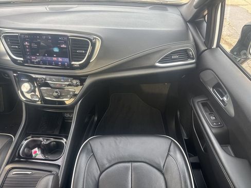 Used 2025 Chrysler Pacifica Limited FWD image 23