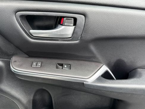 Used 2017 Toyota Camry SE image 18