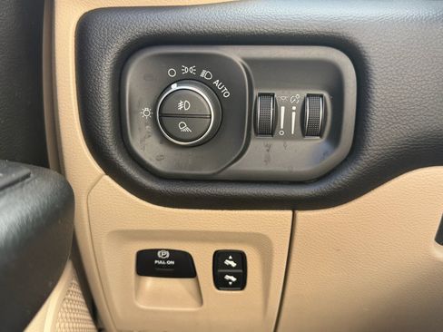 Used 2019 RAM 1500 Big Horn RWD image 26