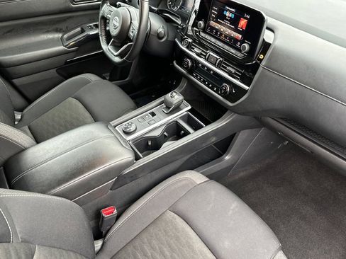 Used 2024 Nissan Pathfinder SV AWD/4WD image 17