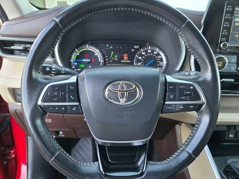 Certified 2020 Toyota Highlander XLE AWD/4WD image 26