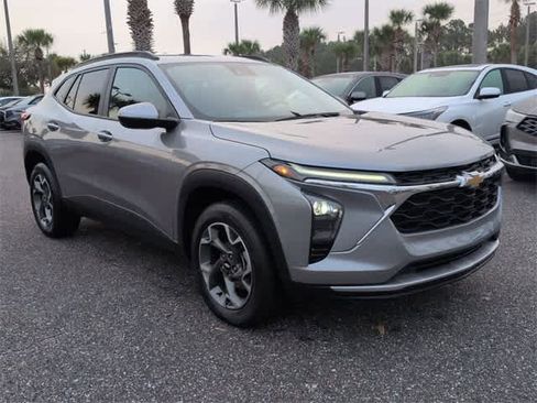 Used 2024 Chevrolet Trax LT image 2