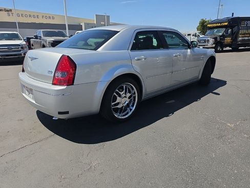 Used 2005 Chrysler 300 Touring RWD image 2