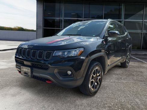 Used 2024 Jeep Compass Trailhawk AWD/4WD image 3