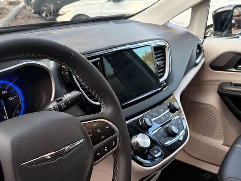 Used 2024 Chrysler Pacifica Touring-L image 31